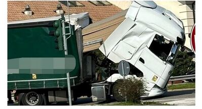 Camion che perde carico in frenata 1